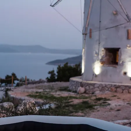 Anemomilos Villa *